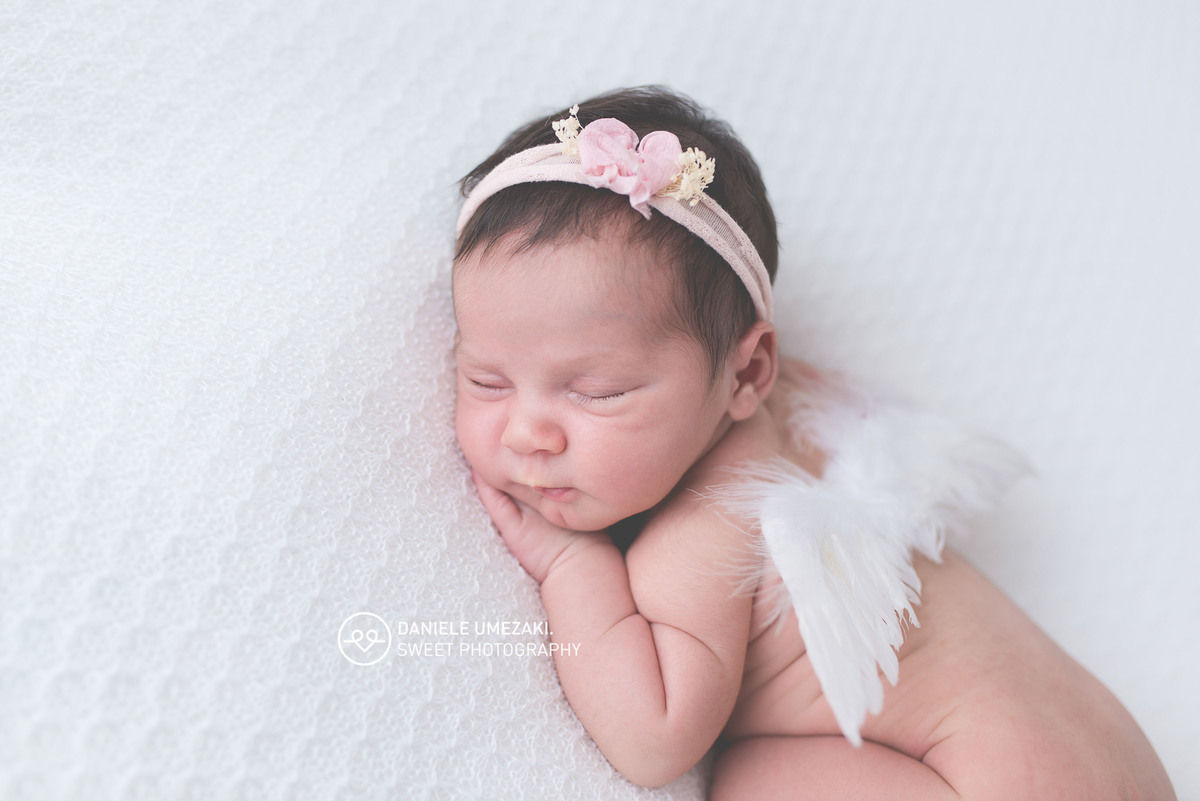 ensaio newborn em mogi das cruzes recém nascido fotografado pela fotógrafa de família e ensaio newborn Daniele Umezaki, feito no estúdio de fotografia newborn em Mogi das cruze