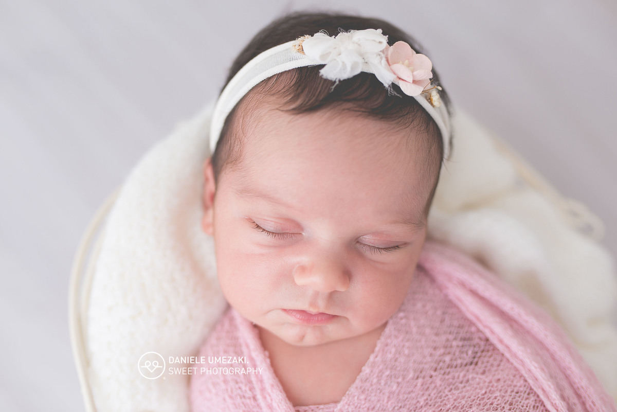 ensaio newborn em mogi das cruzes recém nascido fotografado pela fotógrafa de família e ensaio newborn Daniele Umezaki, feito no estúdio de fotografia newborn em Mogi das cruze