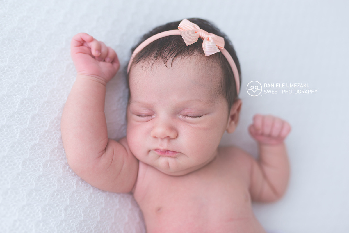 ensaio newborn em mogi das cruzes recém nascido fotografado pela fotógrafa de família e ensaio newborn Daniele Umezaki, feito no estúdio de fotografia newborn em Mogi das cruzes