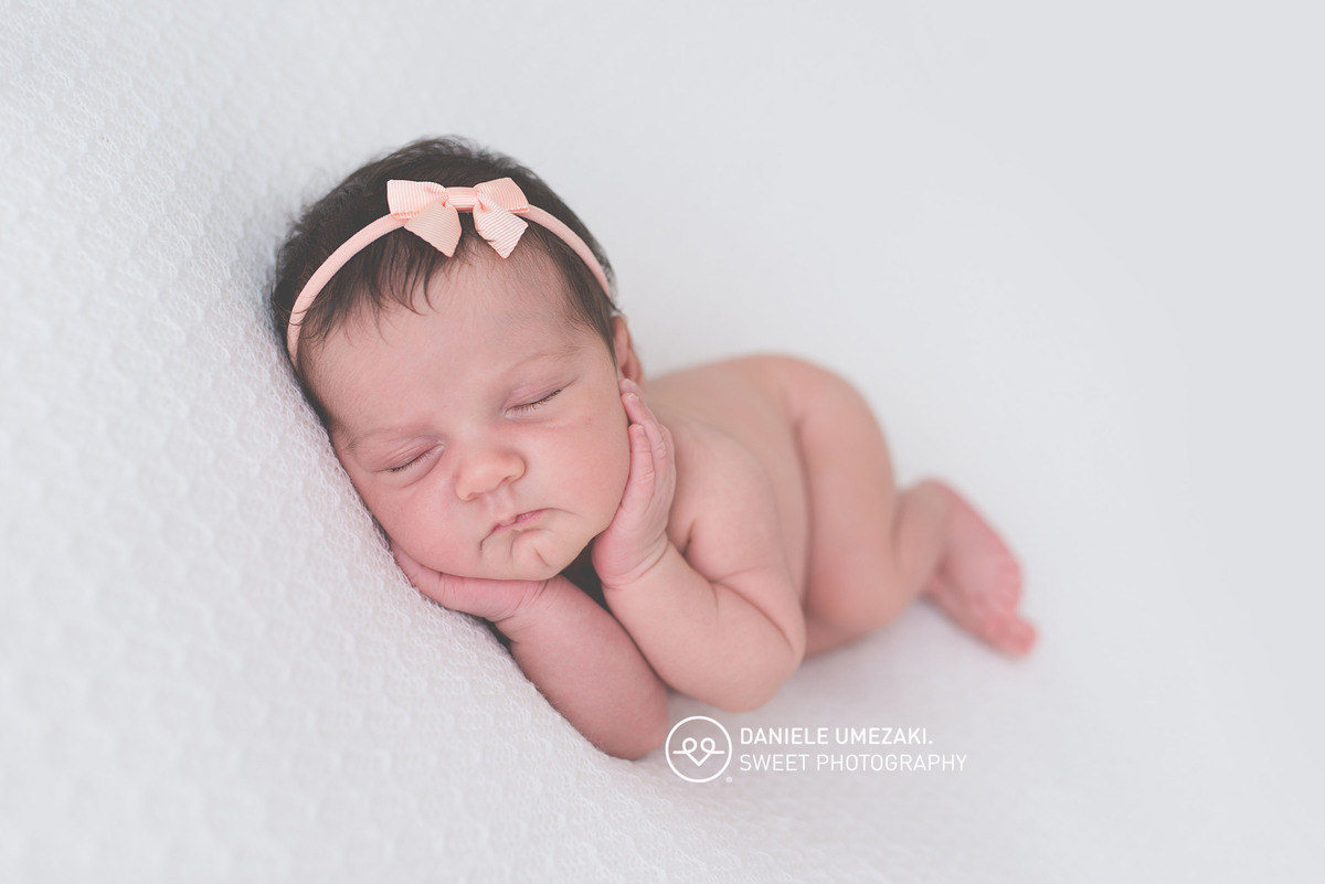 ensaio newborn em mogi das cruzes recém nascido fotografado pela fotógrafa de família e ensaio newborn Daniele Umezaki, feito no estúdio de fotografia newborn em Mogi das cruze