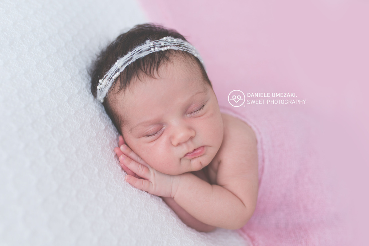 ensaio newborn em mogi das cruzes recém nascido fotografado pela fotógrafa de família e ensaio newborn Daniele Umezaki, feito no estúdio de fotografia newborn em Mogi das cruze