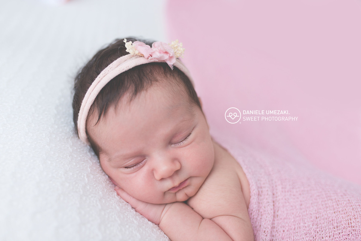 ensaio newborn em mogi das cruzes recém nascido fotografado pela fotógrafa de família e ensaio newborn Daniele Umezaki, feito no estúdio de fotografia newborn em Mogi das cruze