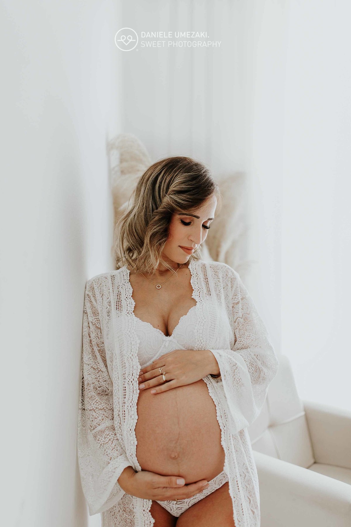 Retrato gestante com luz natural em Mogi das Cruzes – fotografia delicada por Dani Umezaki.