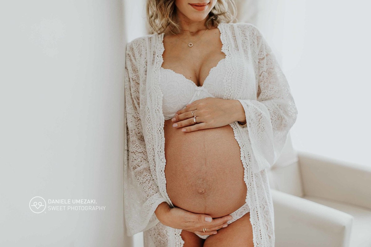 Foto de detalhe da barriga no ensaio gestante em Mogi das Cruzes – fotografia leve e natural.