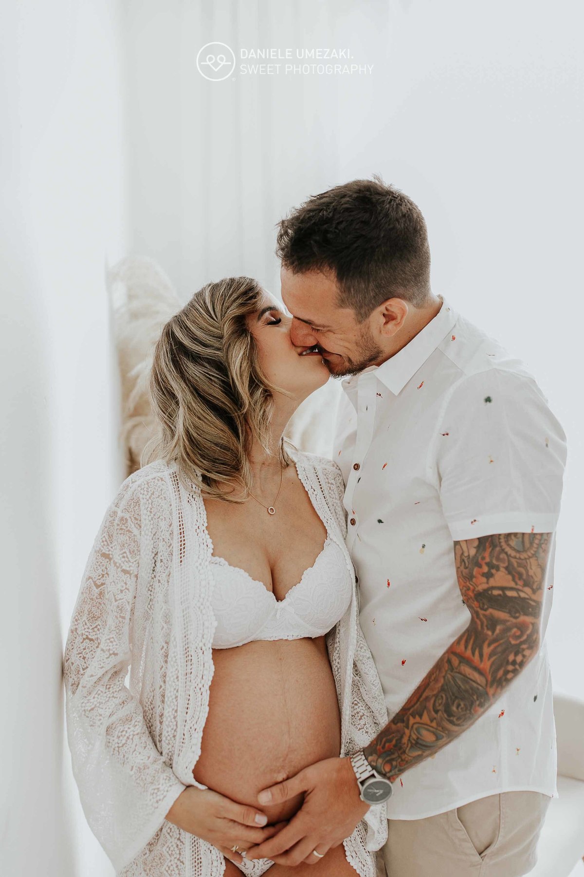 Foto de casal no ensaio gestante em Mogi das Cruzes – conexão, carinho e fotografia afetiva.