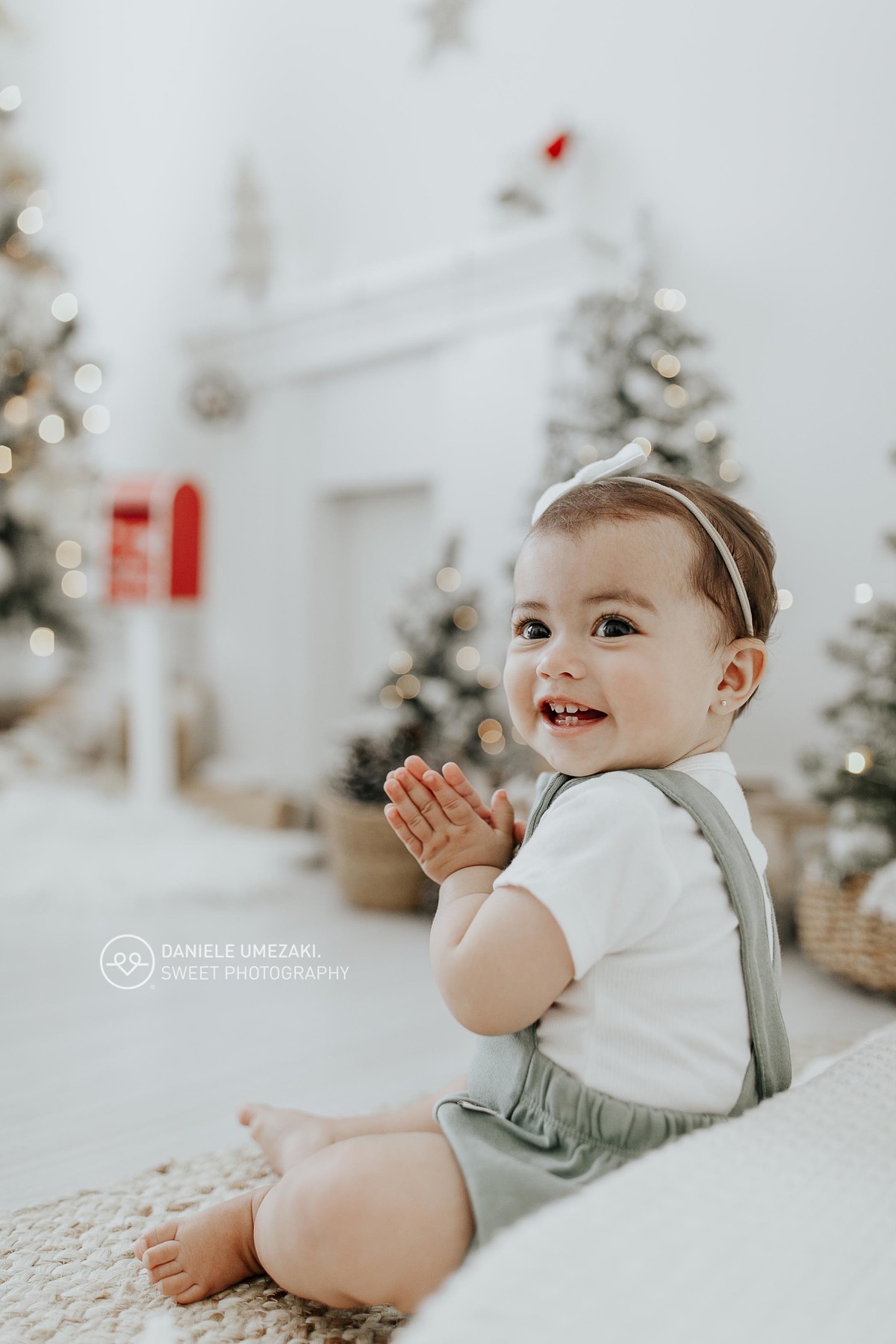O Natal.... a época mais esperada do ano, momento de estar em família ao lado de pessoas que amamos. Nós amamos esse clima e sempre preparamos nosso estúdio com um cenário lindo de natal para fotografar família lindas e queridas
Criamos um cenário natalin