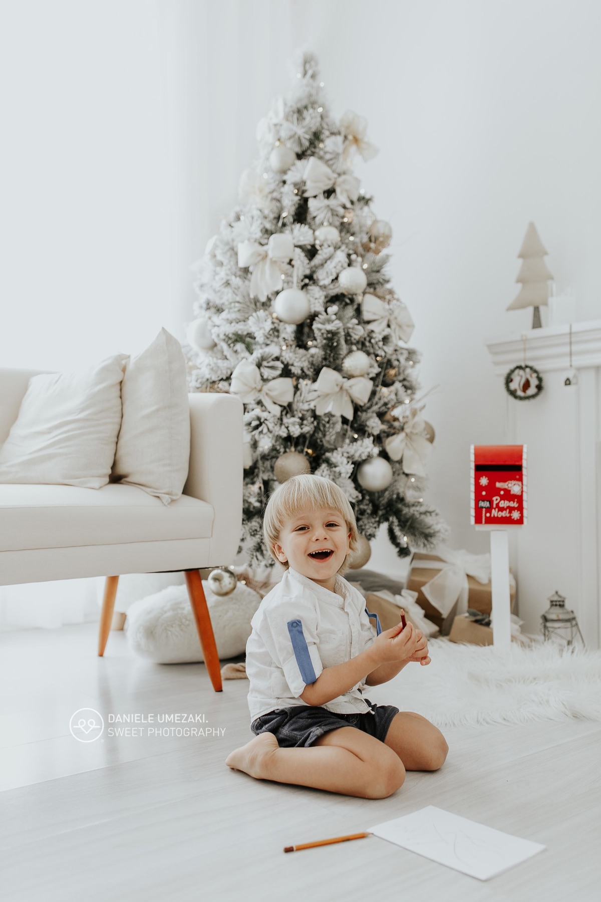 O Natal.... a época mais esperada do ano, momento de estar em família ao lado de pessoas que amamos. Nós amamos esse clima e sempre preparamos nosso estúdio com um cenário lindo de natal para fotografar família lindas e queridas
Criamos um cenário natalin