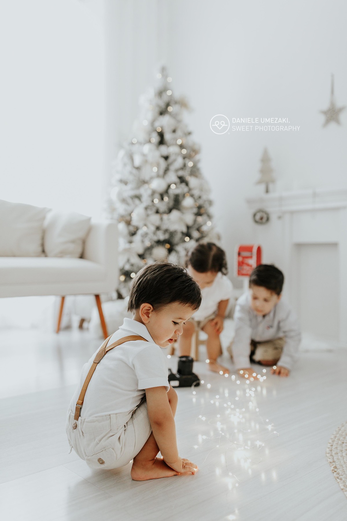 O Natal.... a época mais esperada do ano, momento de estar em família ao lado de pessoas que amamos. Nós amamos esse clima e sempre preparamos nosso estúdio com um cenário lindo de natal para fotografar família lindas e queridas
Criamos um cenário natalin