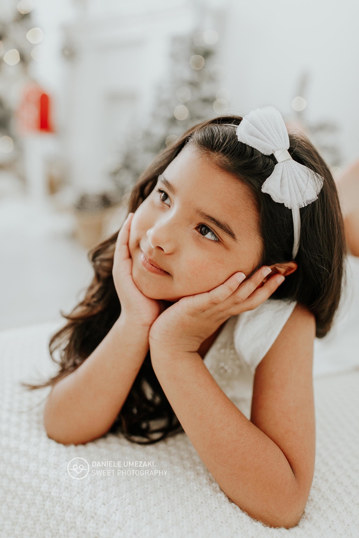 O Natal.... a época mais esperada do ano, momento de estar em família ao lado de pessoas que amamos. Nós amamos esse clima e sempre preparamos nosso estúdio com um cenário lindo de natal para fotografar família lindas e queridas
Criamos um cenário natalin