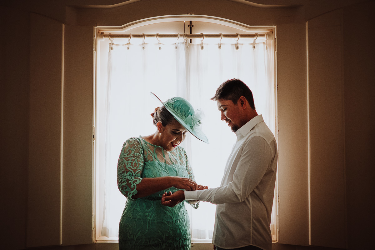 noiva e sua mãe na janela