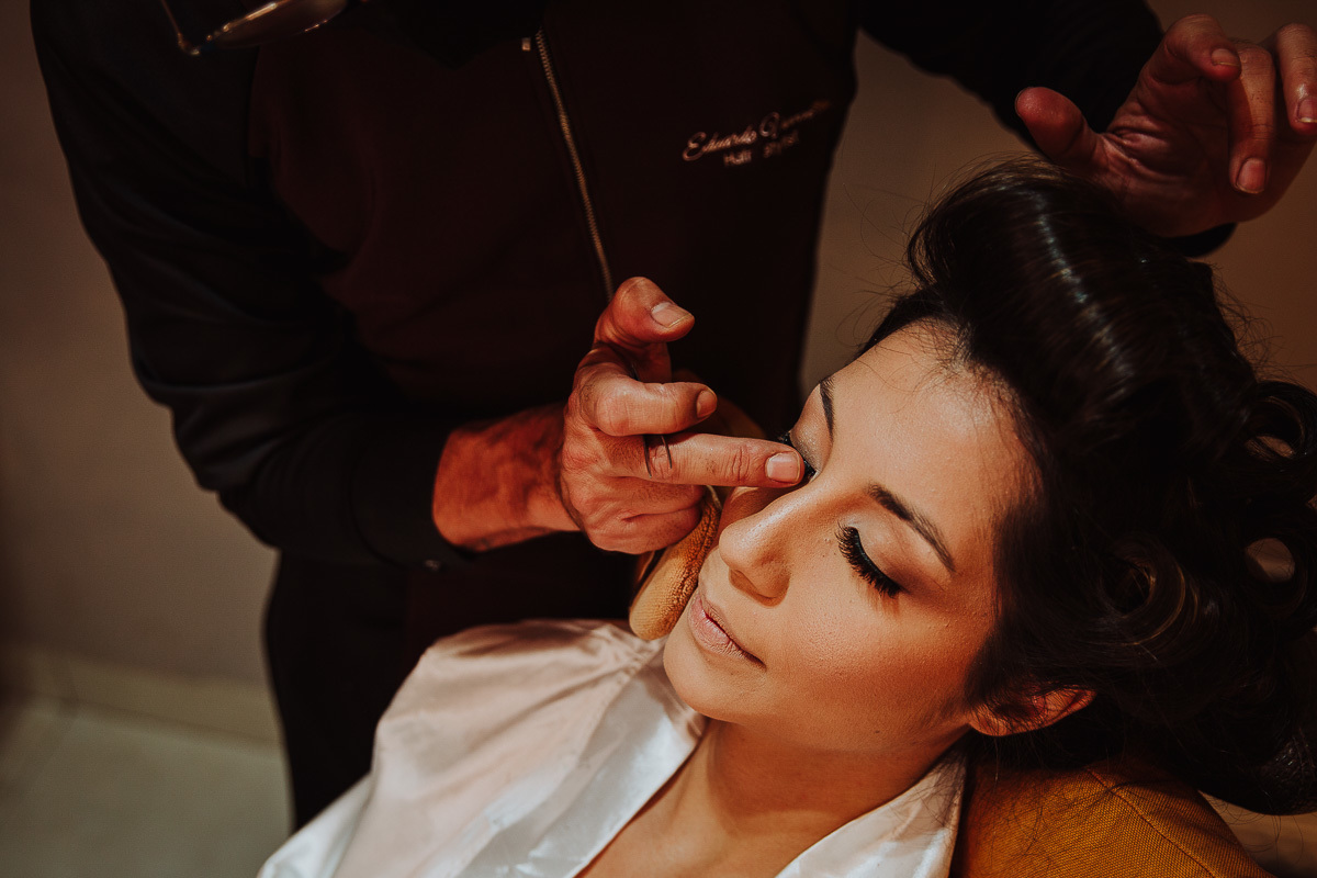 noiva sendo maquiada