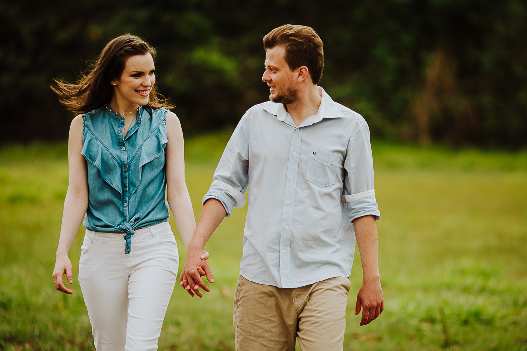 casal caminhando de mãos dadas