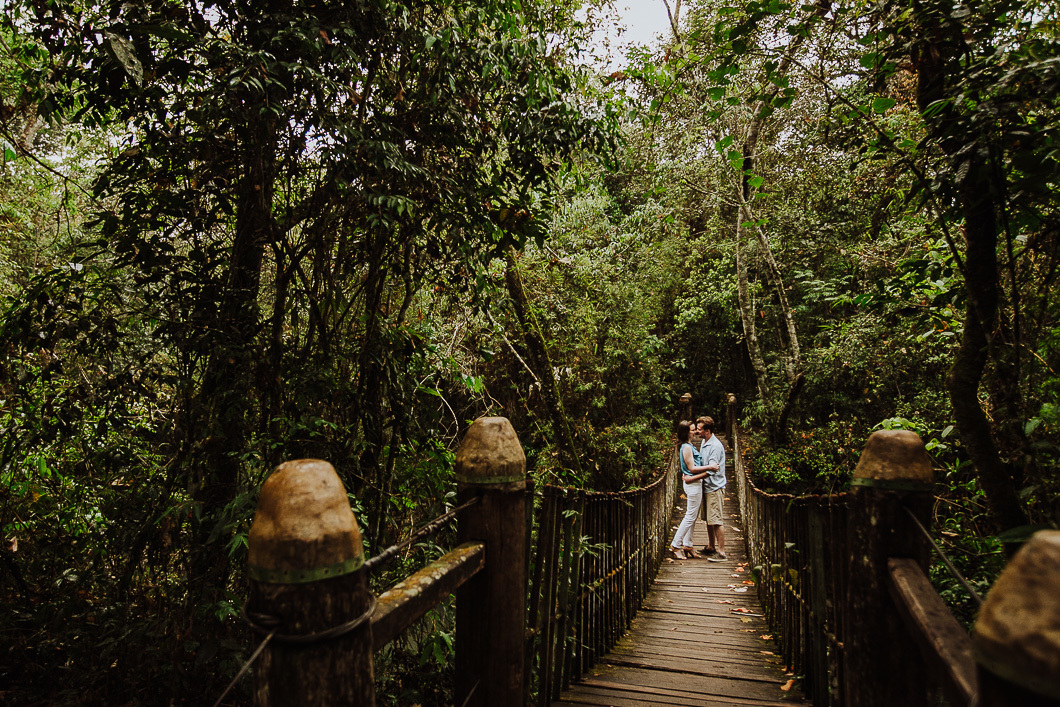 casal em meio a ponte