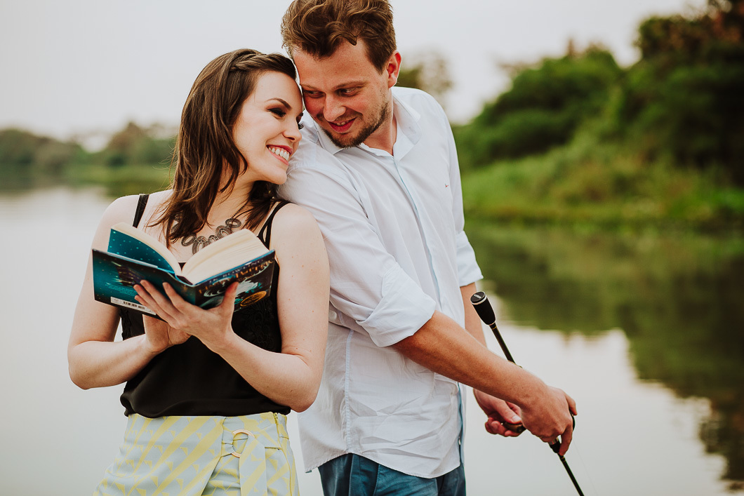 noiva lendo um livro e noivo pescando