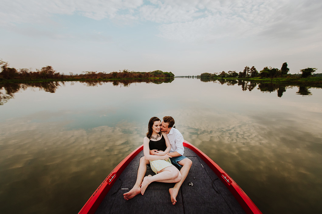 casal sentado em barco