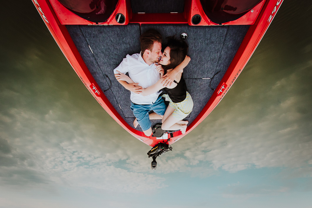 casal deitado na proa de um barco
