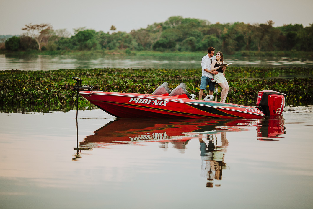 casal namorando em cima do barco