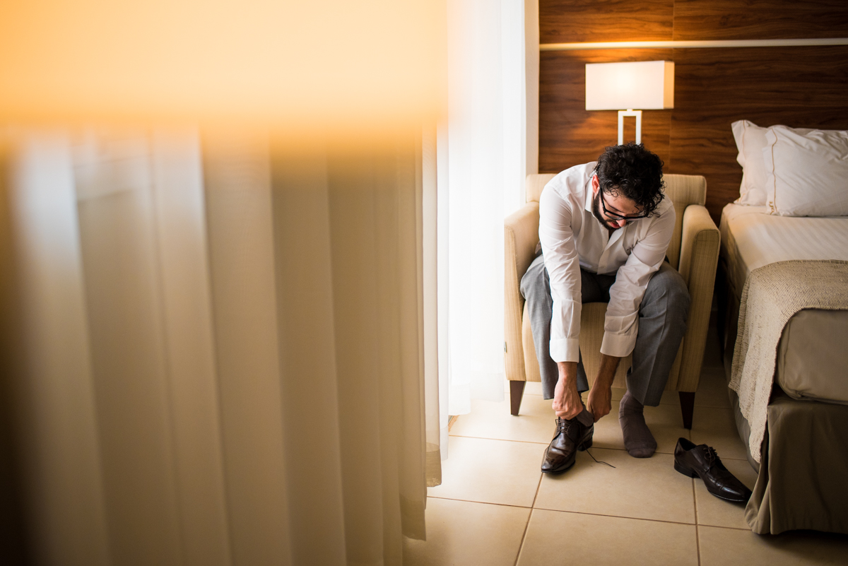 noivo colocando os sapatos