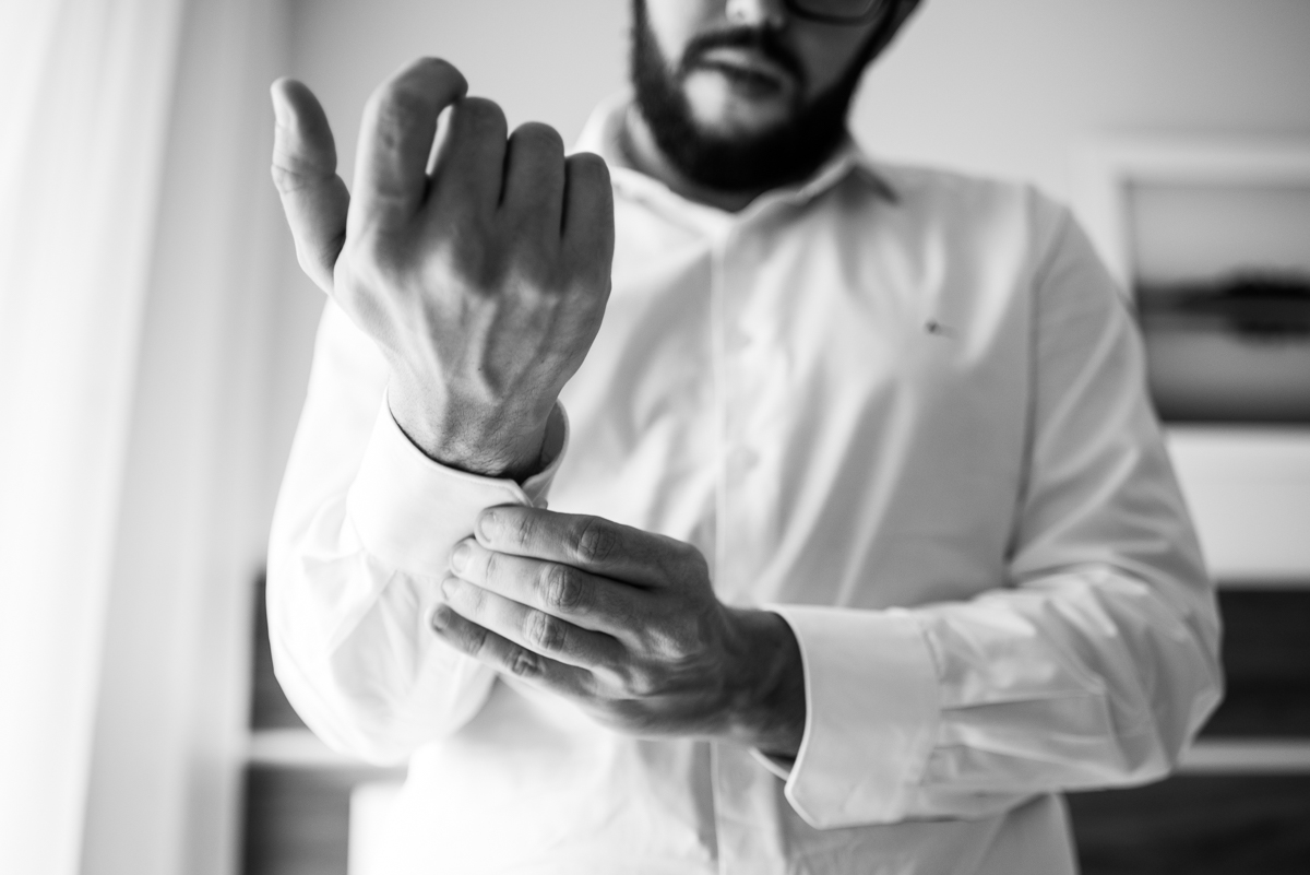 noivo colocando a abotoadura