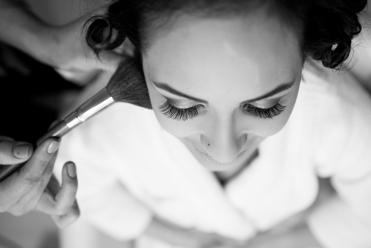 noiva sendo maquiada