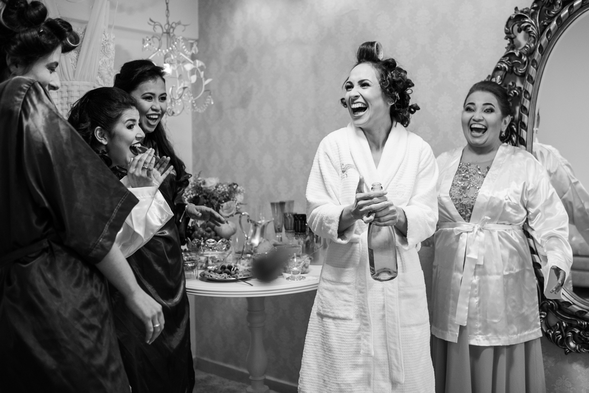 noiva estourando a champagne