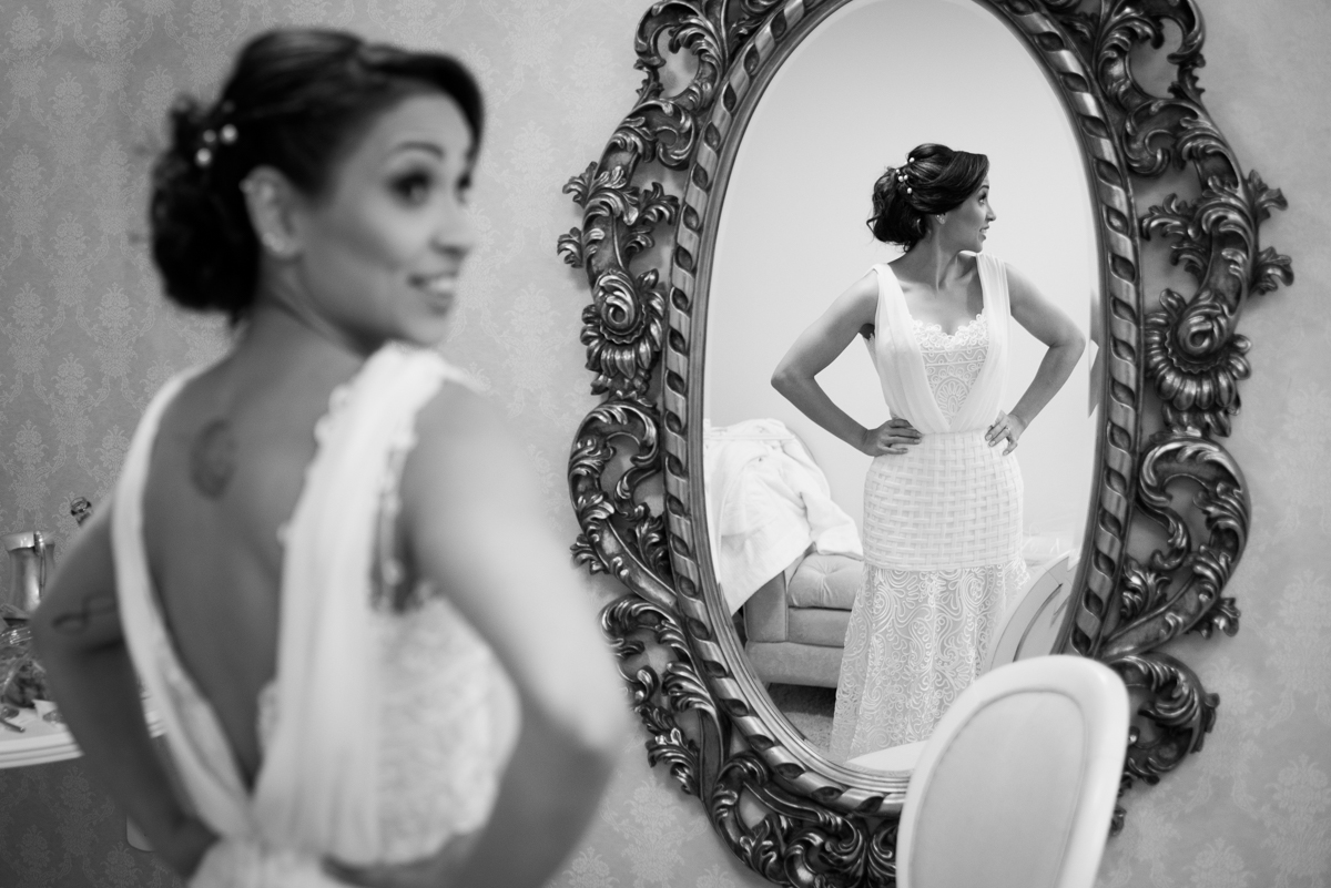 noiva posando em frente ao espelho