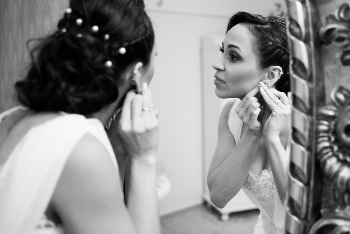 noiva colocando os brincos