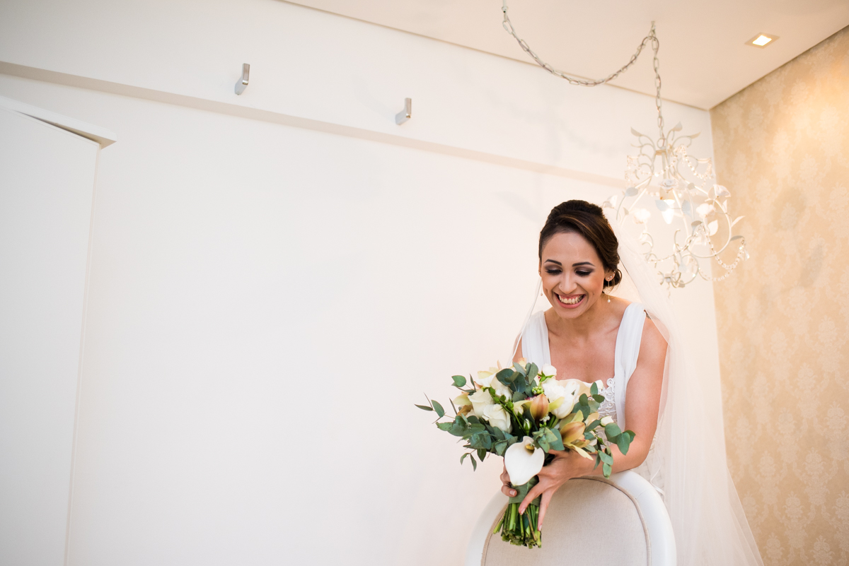 noiva sorrindo para as fotos