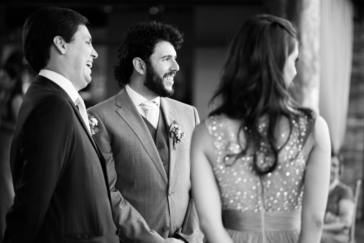 noivo junto com os convidados esperando a noiva