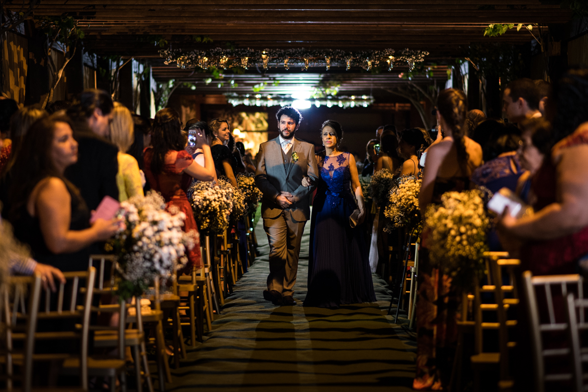 noivo entrando em seu casamento