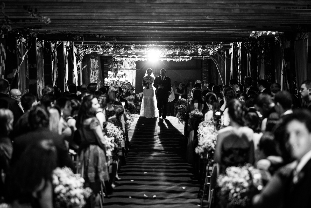 noiva entrando em seu casamento