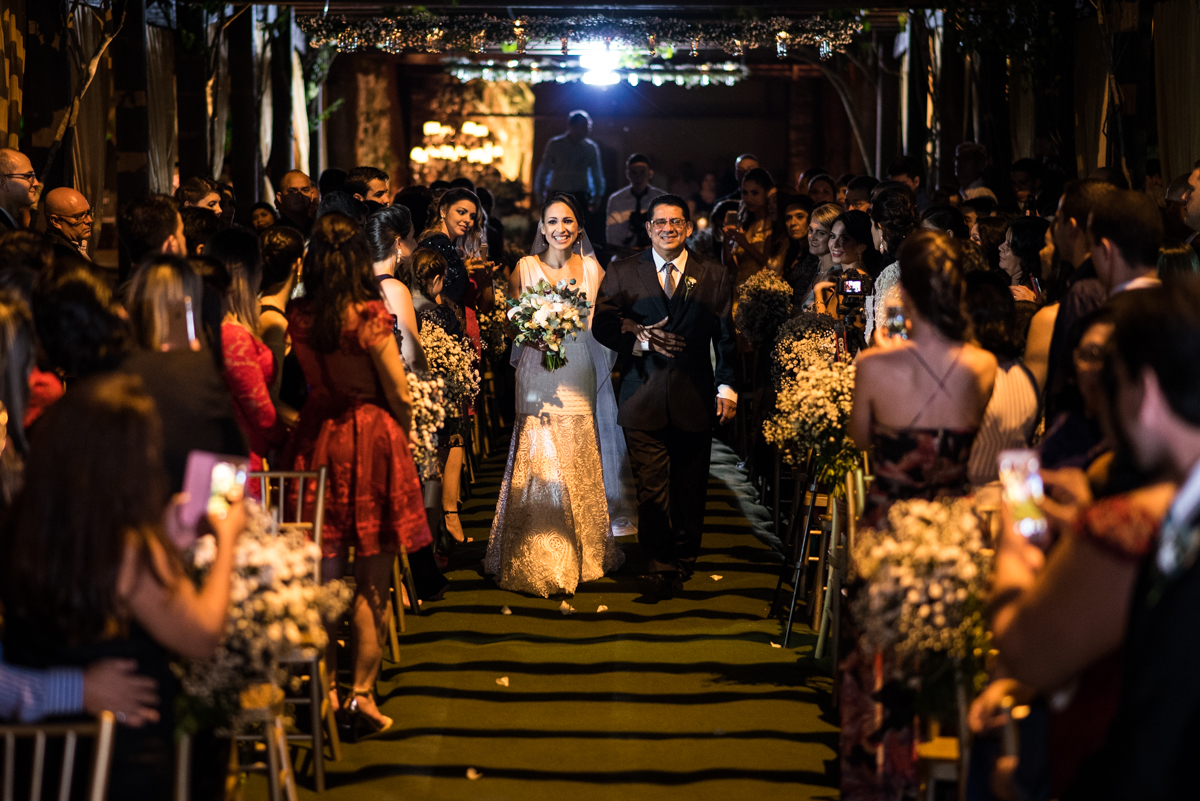 noiva e pai entrando em seu casamento