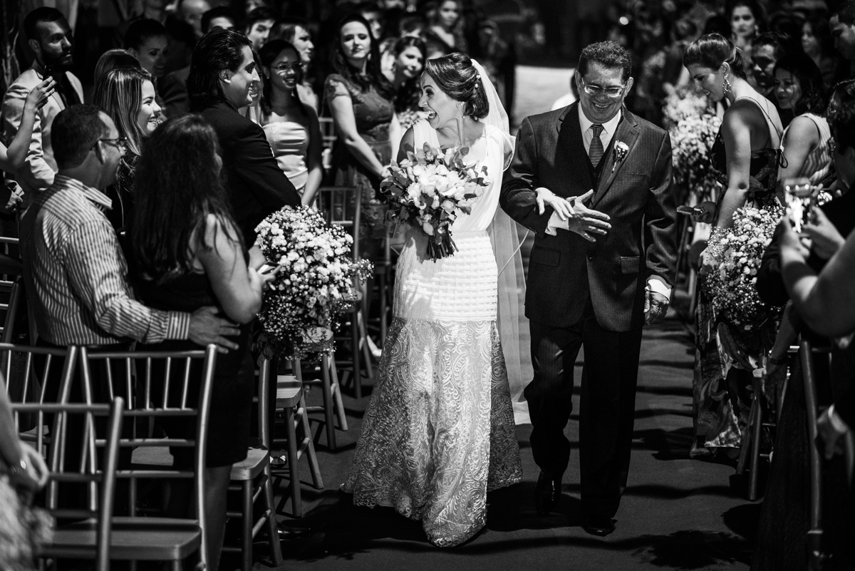 noiva sorrindo durante entrada do seu casamento
