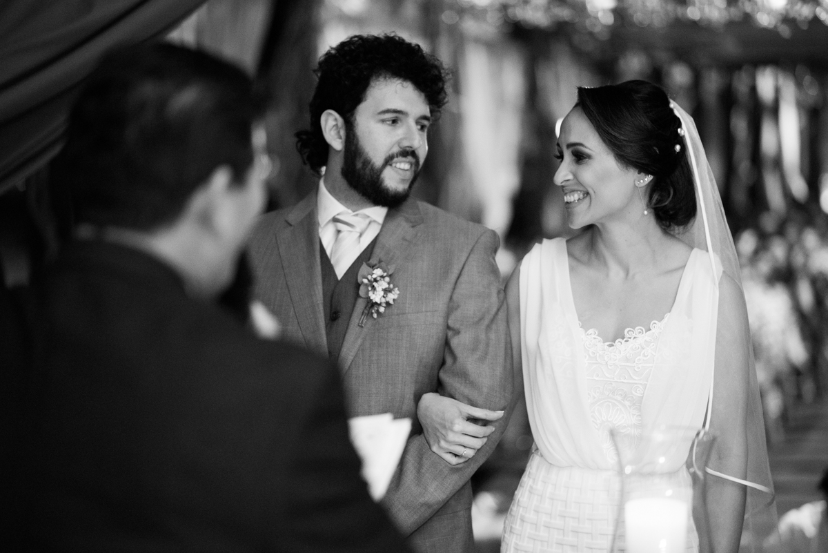 noivos se olhando no altar do casamento