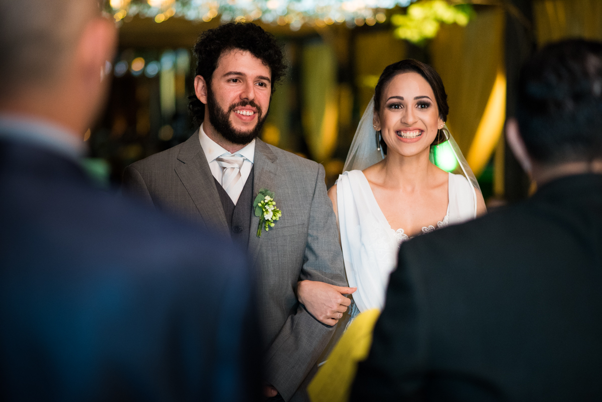 noivos sorrindo para o pastor