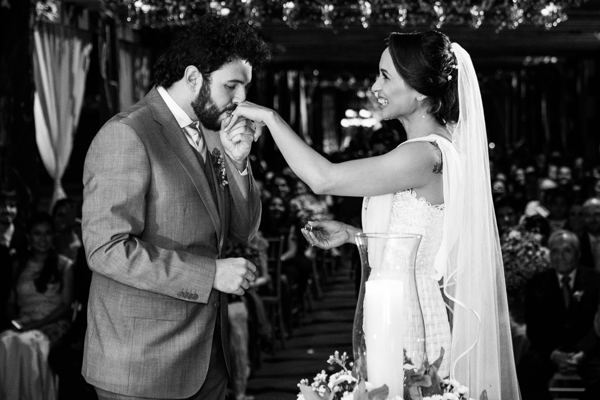 noivo beija a mão da noiva em seu casamento