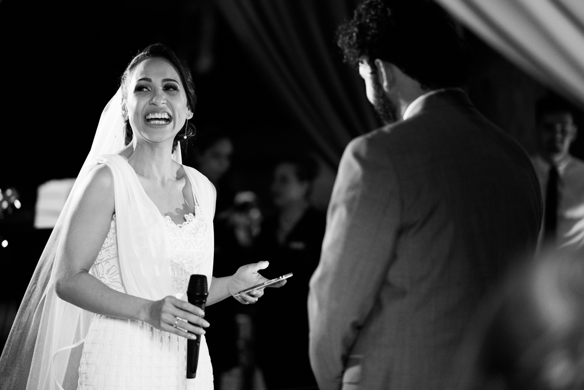 noiva sorri durante os votos