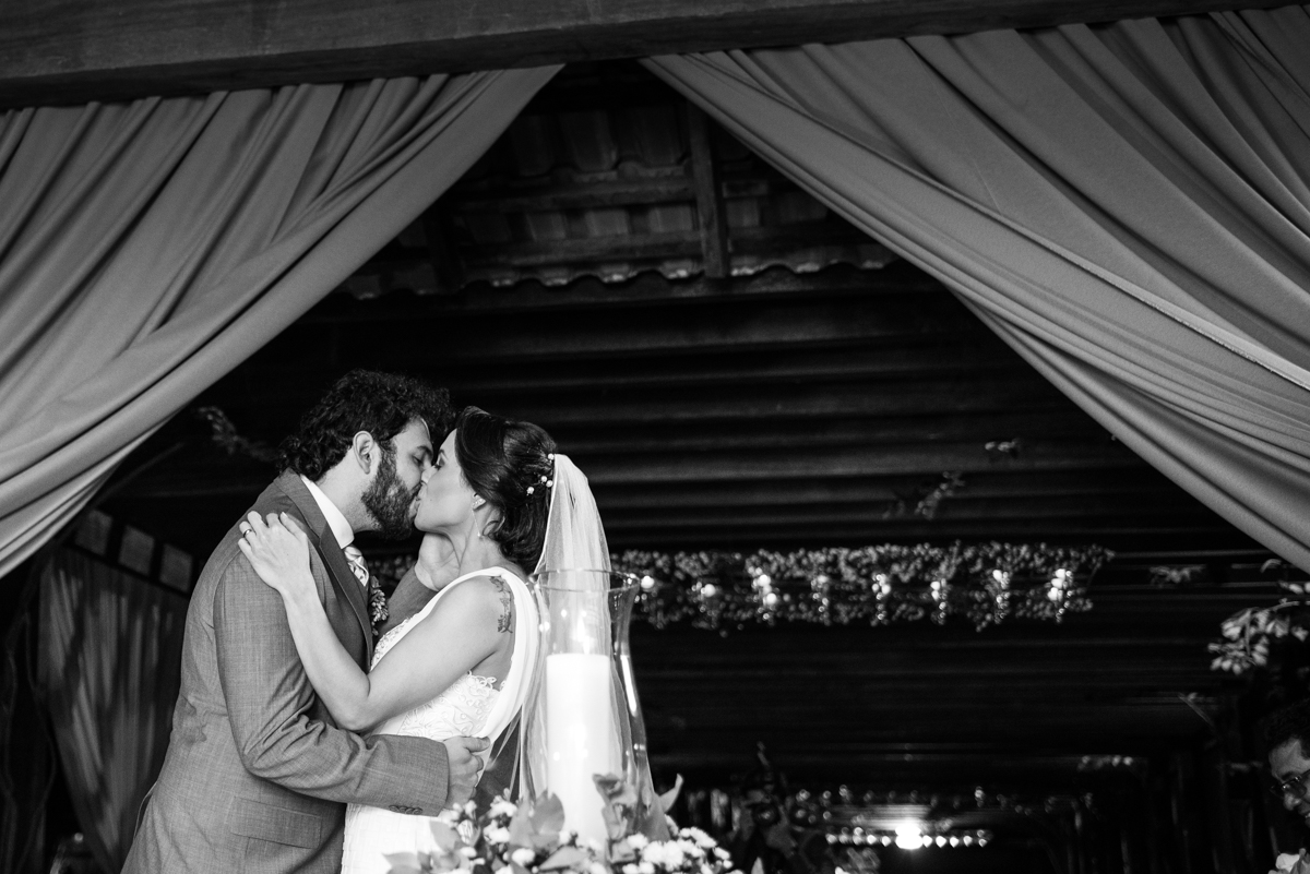 beijo dos noivos durante o casamento