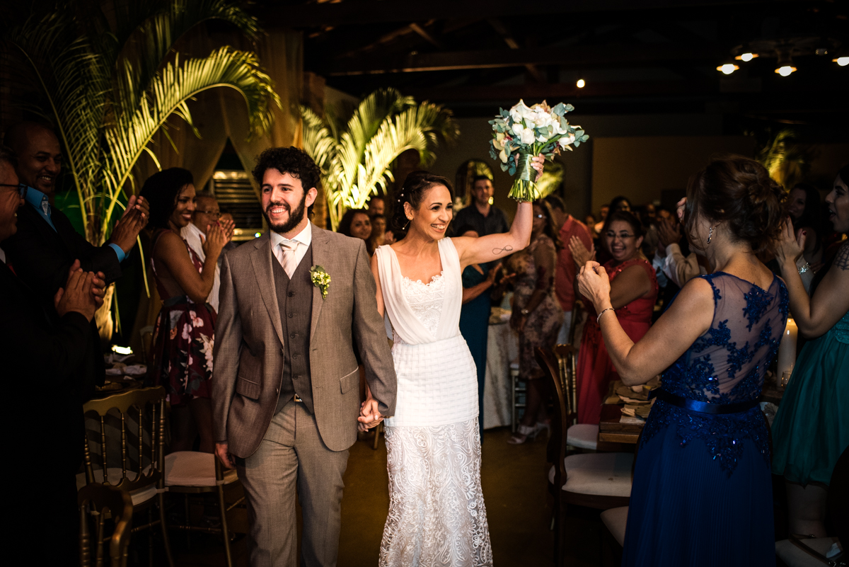 noivos entrando na festa de casamento