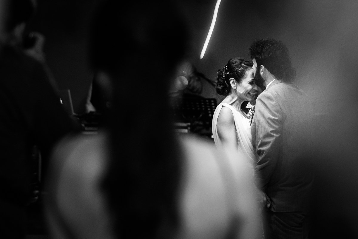 noivo beijando a noiva durante a valsa