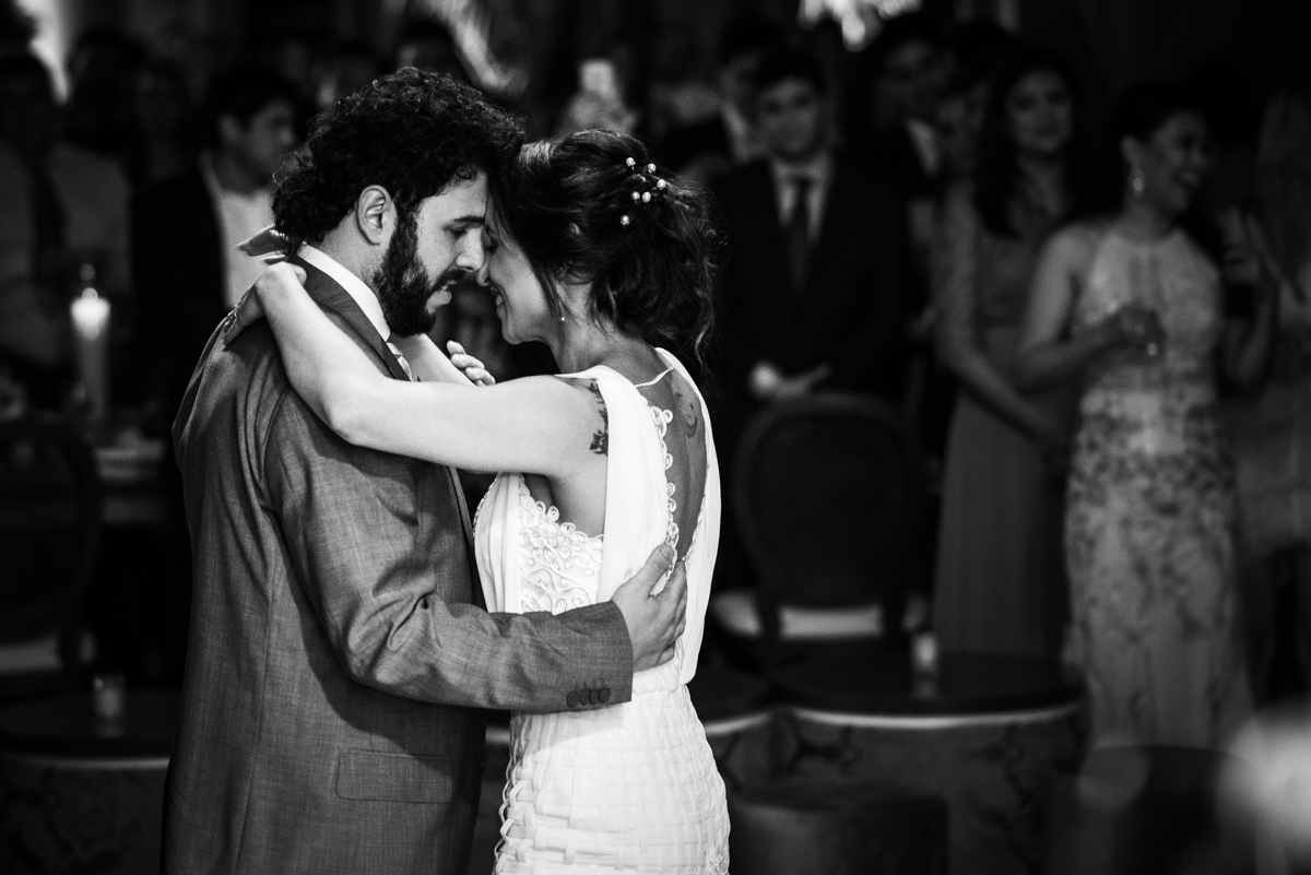 noivos dançando a valsa