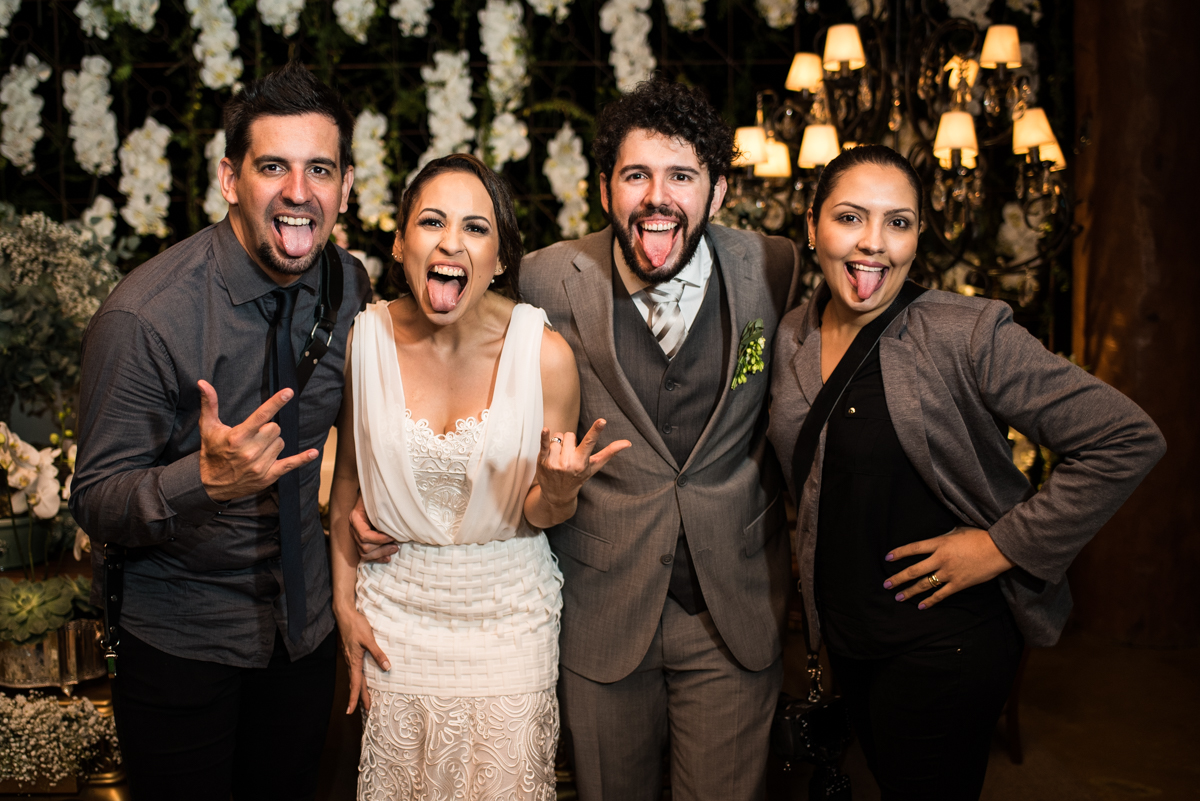 noivos maiara e frederico juntos com os fotógrafos eduardo perazzoli e priscila perazzoli