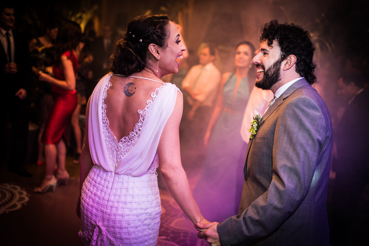 noivos sorrindo durante a festa