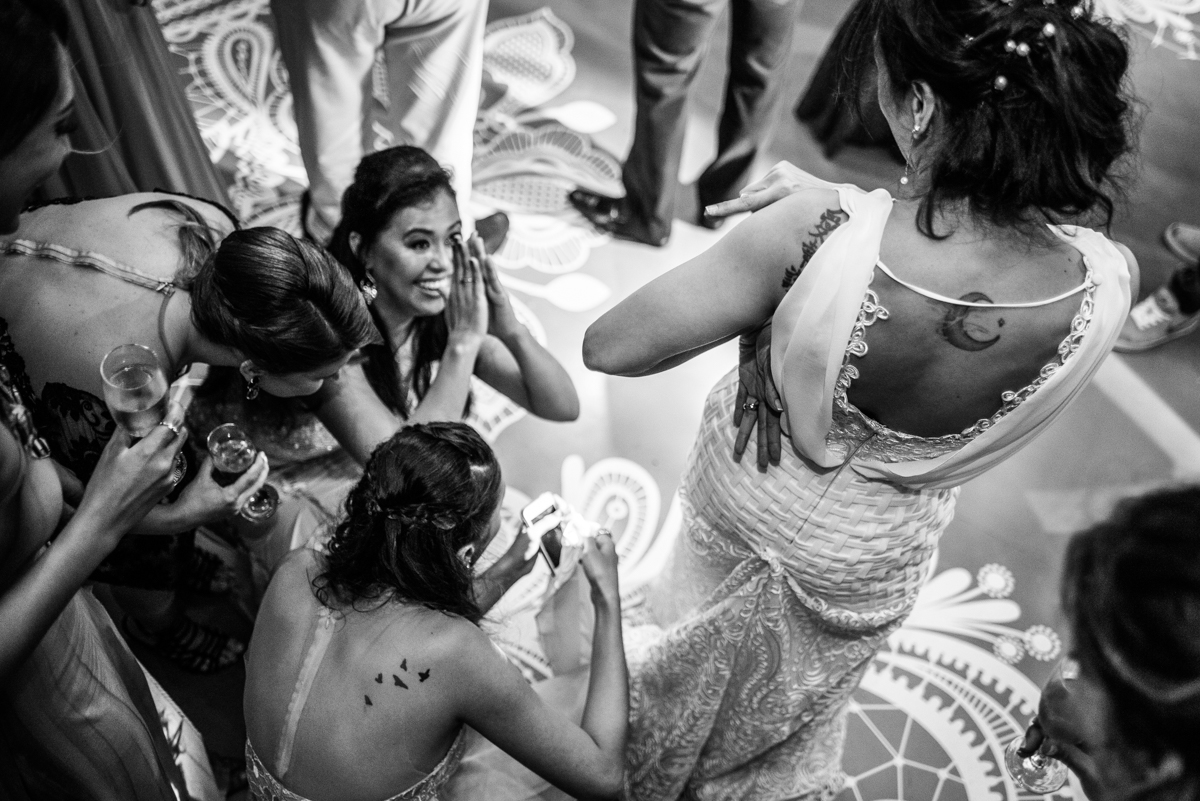 amigas da noiva conferindo os nomes na barra do vestido