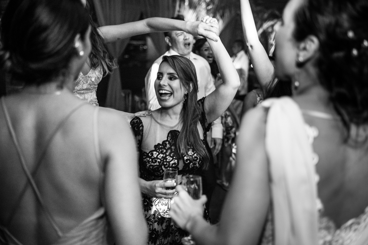 amigas curtindo a festa de casamento