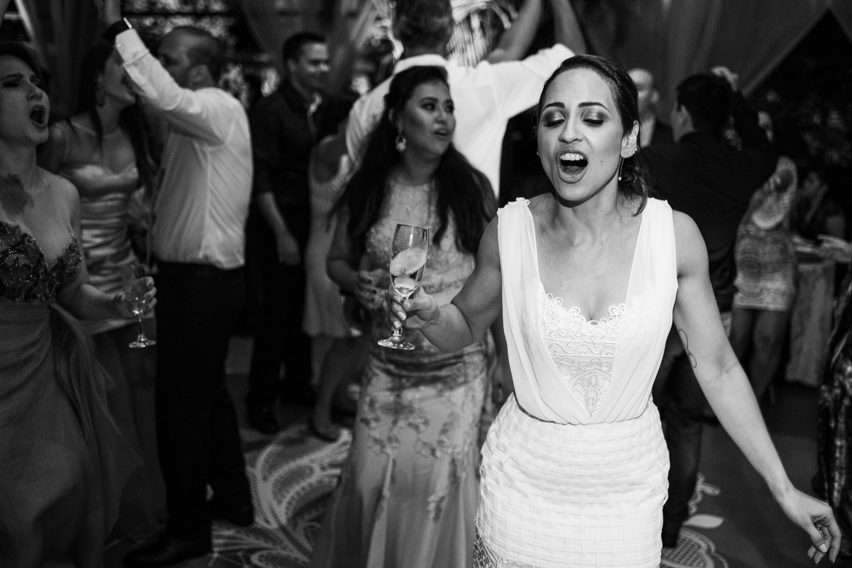 noiva curtindo a balada do casamento