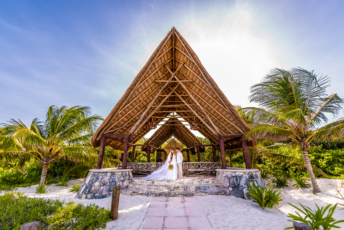 casal em frente capela em cancun