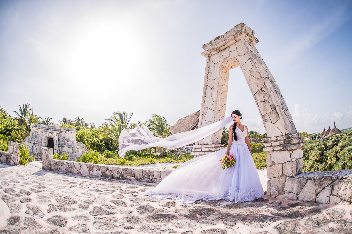 noiva com vestido ao vento