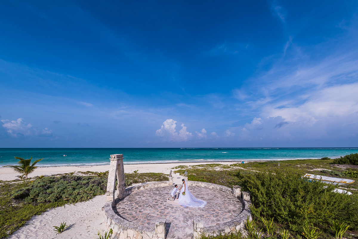 casal com mar do caribe ao fundo