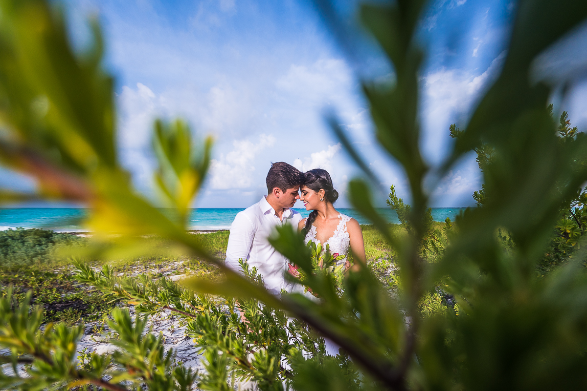 casal com moldura de flores
